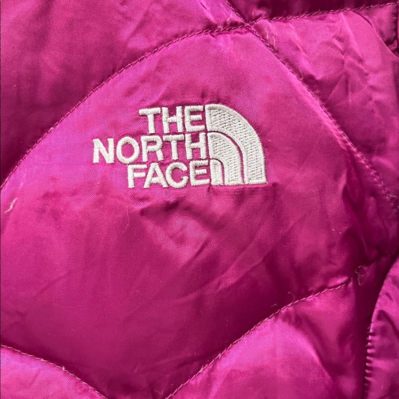 The North Face Girl’s Jacket – Size 14/16 – Magenta – Great Condition - Picture 2 of 11